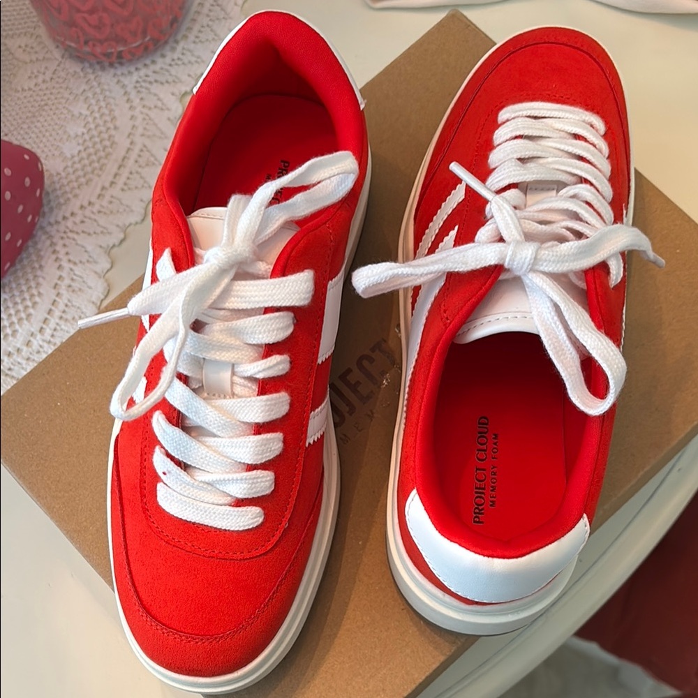 NIB!! PROJECT CLOUD MEMORY FOAM SNEAKERS